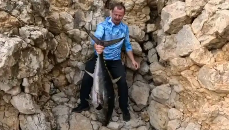Saros Koyu'nda Dev Balık Avlama Macerası: 30 Kilo ile Rekor Kırıldı