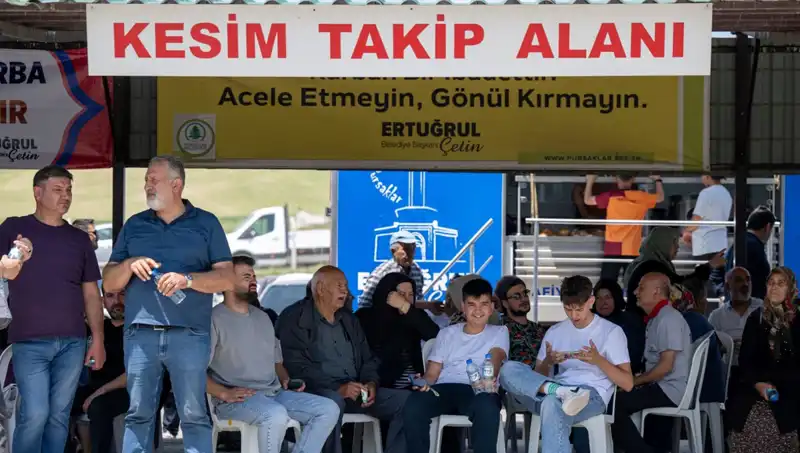 Ankara Kurban Pazarı'nda Yoğunluk: Alıcılar ve Satıcılar Hareketli Zamanlar Geçiriyor