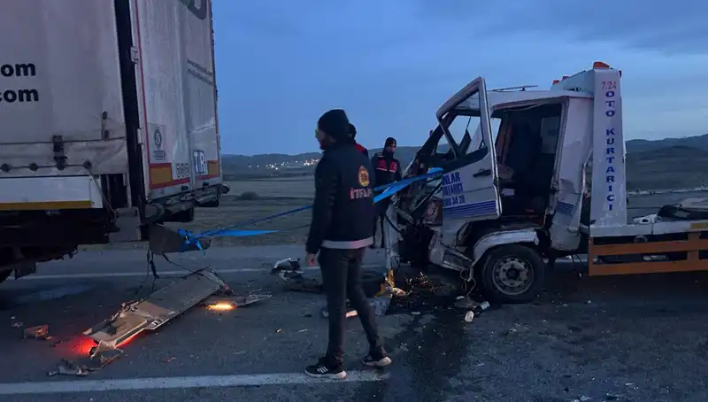 Yakından Geçen Kaza: Yardıma Giden Araca Çarpan Çekici Kaza Yaptı