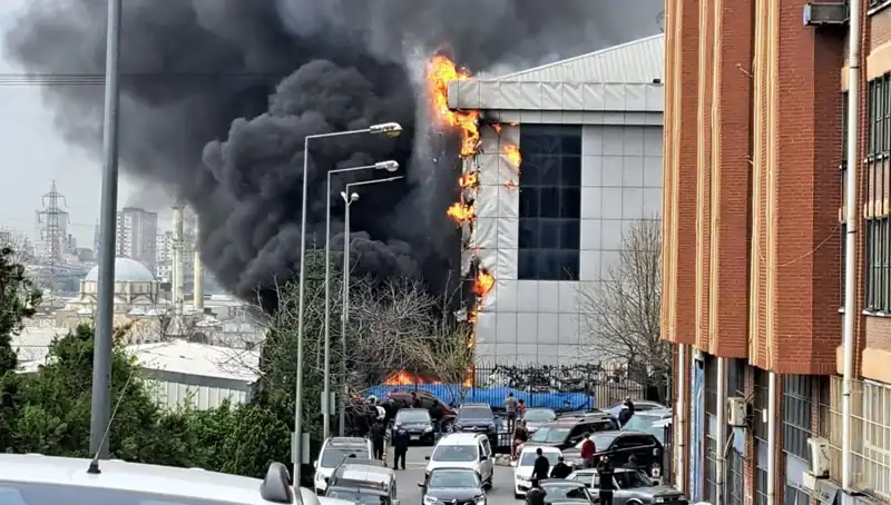 Başakşehir Sanayi Sitesinde Korkutan Yangın: Olayın Detayları Ortaya Çıktı!