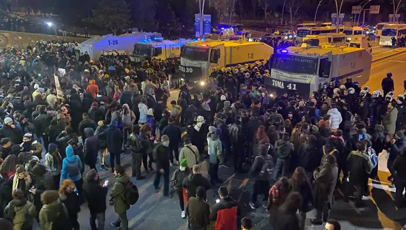 İstanbul ve Ankara'da Öğrenciler İmamoğlu İçin İsyan Etti: Gözaltılar ve Diploma İptali Protesto Edildi