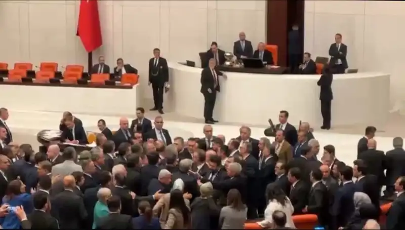 Mecliste Emekli İkramiyesi Krizi: Kavga Çıktı!