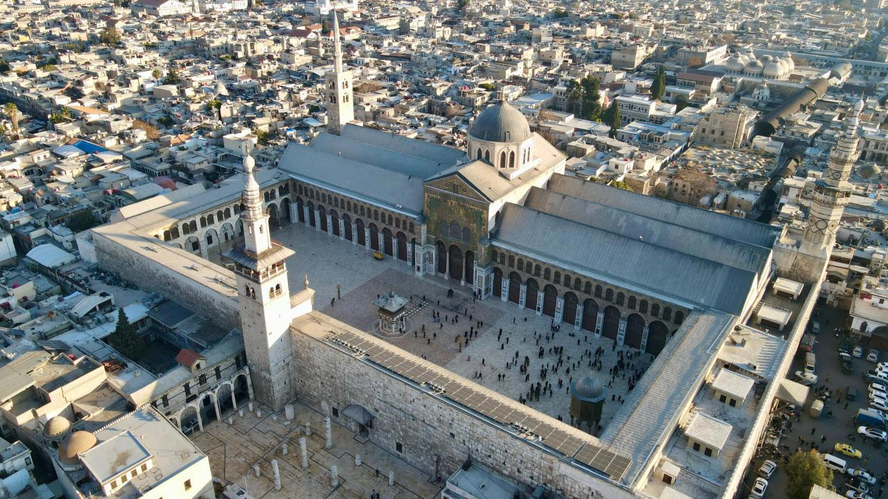 Suriye Halkı Özgürlüğün İlk Cuma Namazı İçin Camilere Akın Ediyor