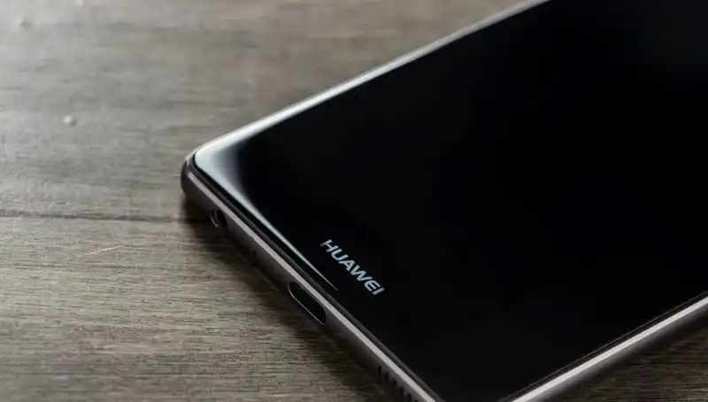 Huawei'nin Yeni Katlanabilir Telefonu: Yenilikçi Tasarımıyla Pazarın Dikkatini Çekti