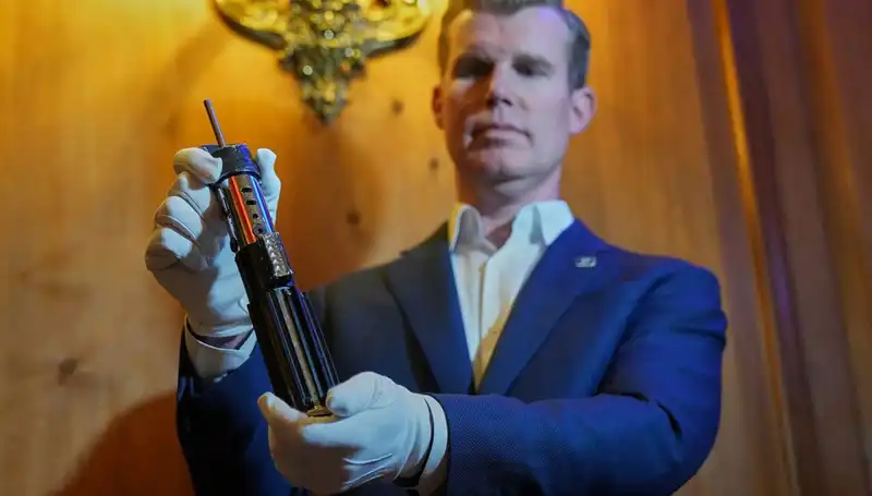 Darth Vader'ın İkonik Işın Kılıcı Rekor Fiyata Satıldı: 3.65 Milyon Dolar!